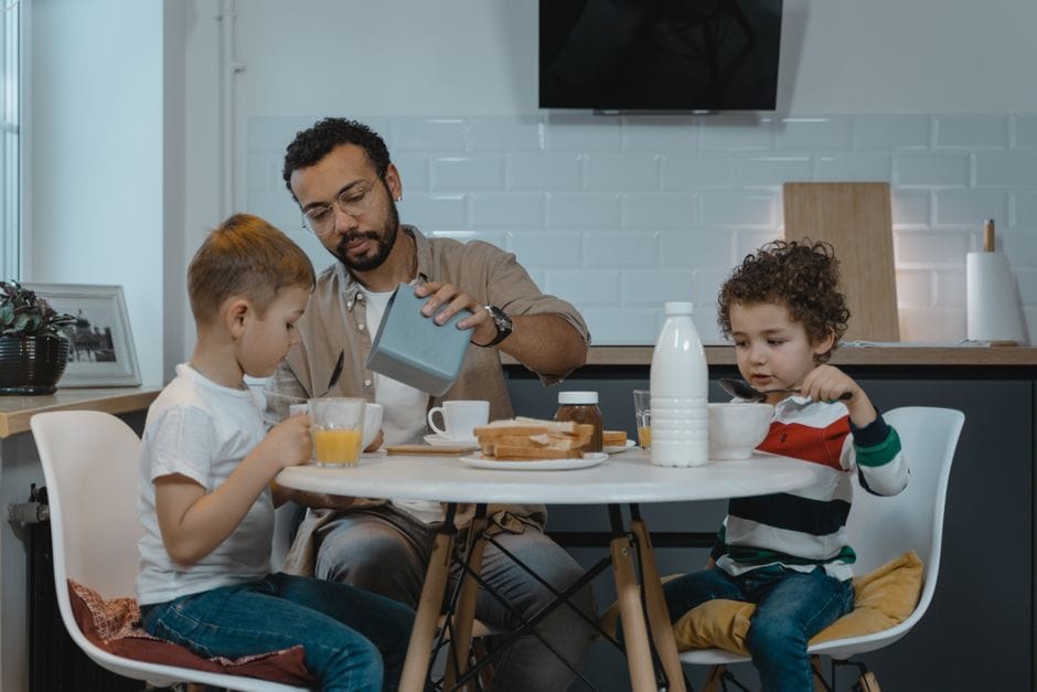 Mañanas con varios hijos: organizar el caos de salir de casa