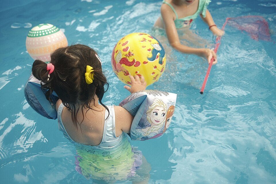 Piscina y playa este verano: lo que de verdad protege a tus hijos del agua