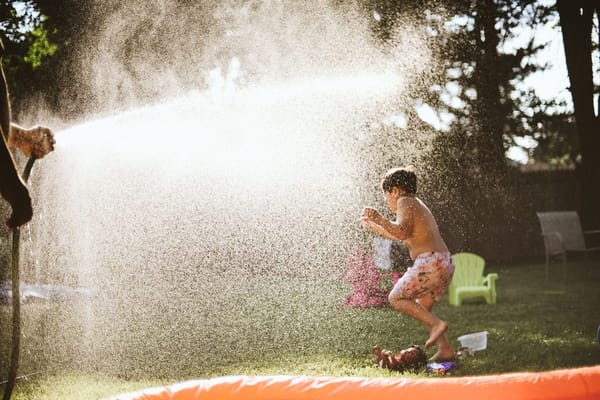 Pantallas en verano: límites que funcionan cuando los niños están todo el día en casa