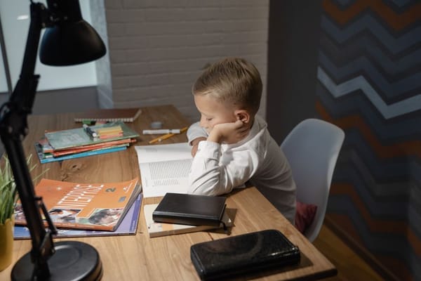 Deberes sin dramas: cómo acompañar sin hacerlos por ellos