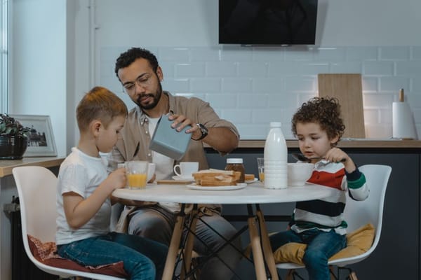 Mañanas con varios hijos: organizar el caos de salir de casa