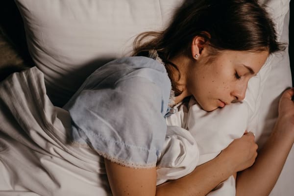 El sueño en la adolescencia: por qué tu hijo no se duerme (ni se levanta)