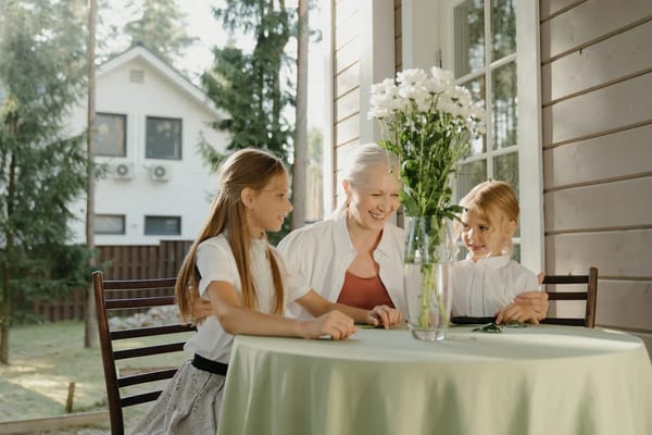 Abuelos canguro en verano: cómo repartir el cuidado de los nietos sin agotarlos