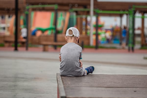 Niños tímidos y la vuelta al cole: cómo ayudarles a hacer amigos sin forzarlos
