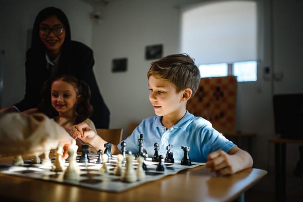Actividades extraescolares en septiembre: cuántas son demasiadas y cómo elegirlas sin agobiar a tu hijo